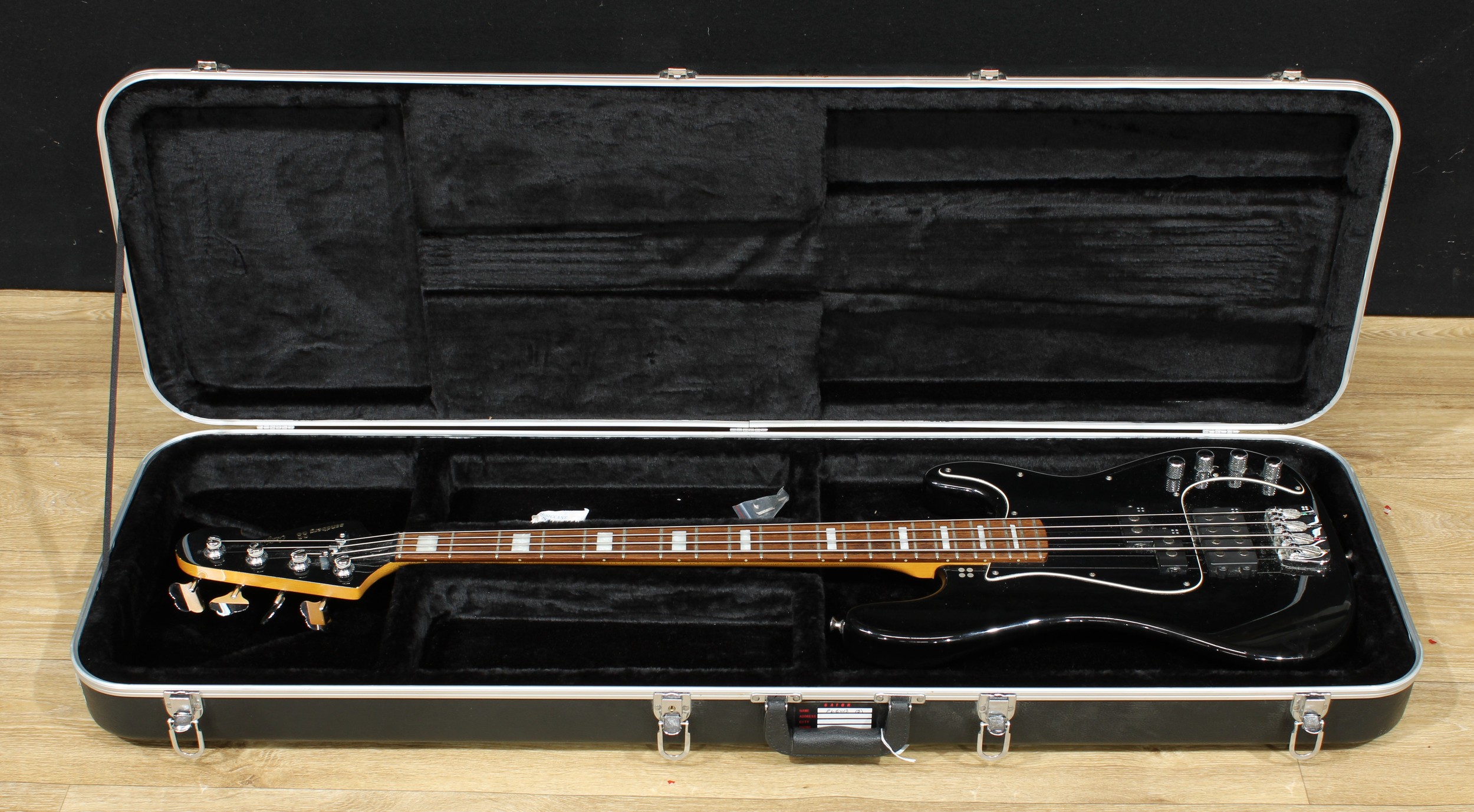A Sandberg California VM/4 Supreme bass guitar, 116cm long, cased